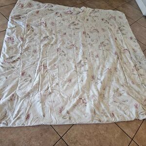 Pink Floral Latticework Comforter and Matching Dust Ruffle 86" X 86" Full Size